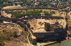 Какое название дали археологи воротам перекрывавшим вход в крепость