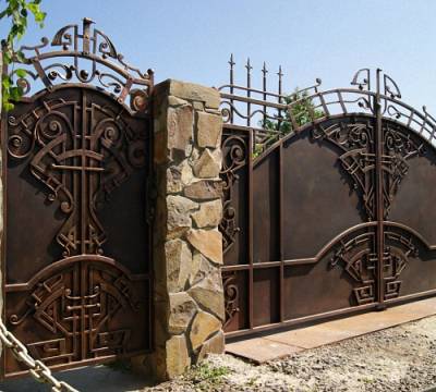 Как украсить металлические ворота
