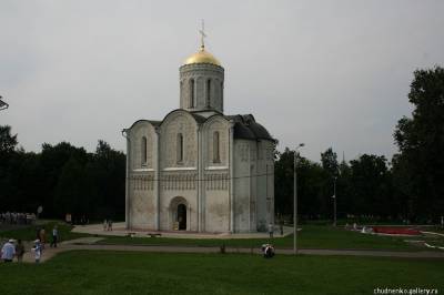 Картинка расписных деревянных княжьих ворот
