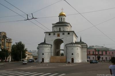 Картинка расписных деревянных княжьих ворот
