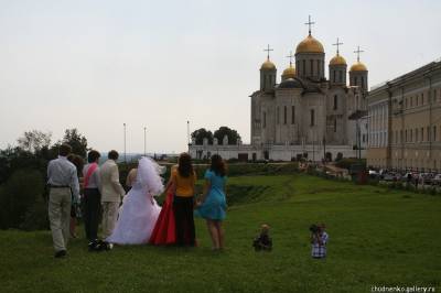 Картинка расписных деревянных княжьих ворот