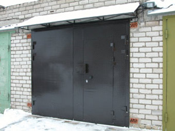 Железные стальные ворота на гараж фото