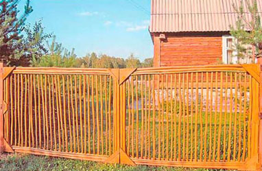 Ворота из деревянными жердями