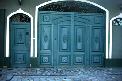 Железные ворота и двери