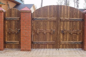 Фото щеколды на металлические ворота